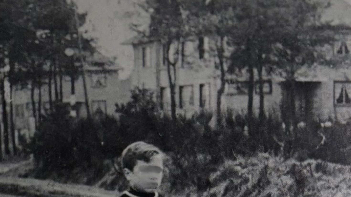 Begrafenisstoet met ingenieurswoningen in de achtergrond